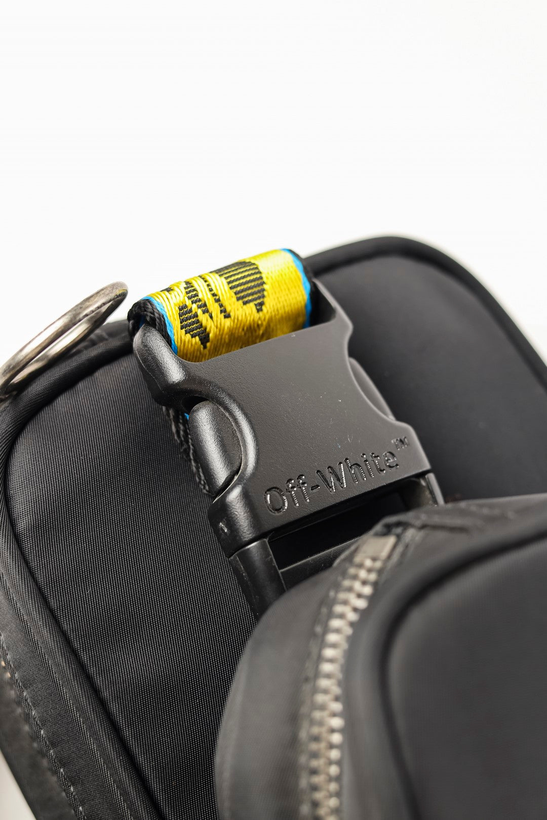 حقيبة خصر وحقيبة كروس باللون الأبيض العاجي