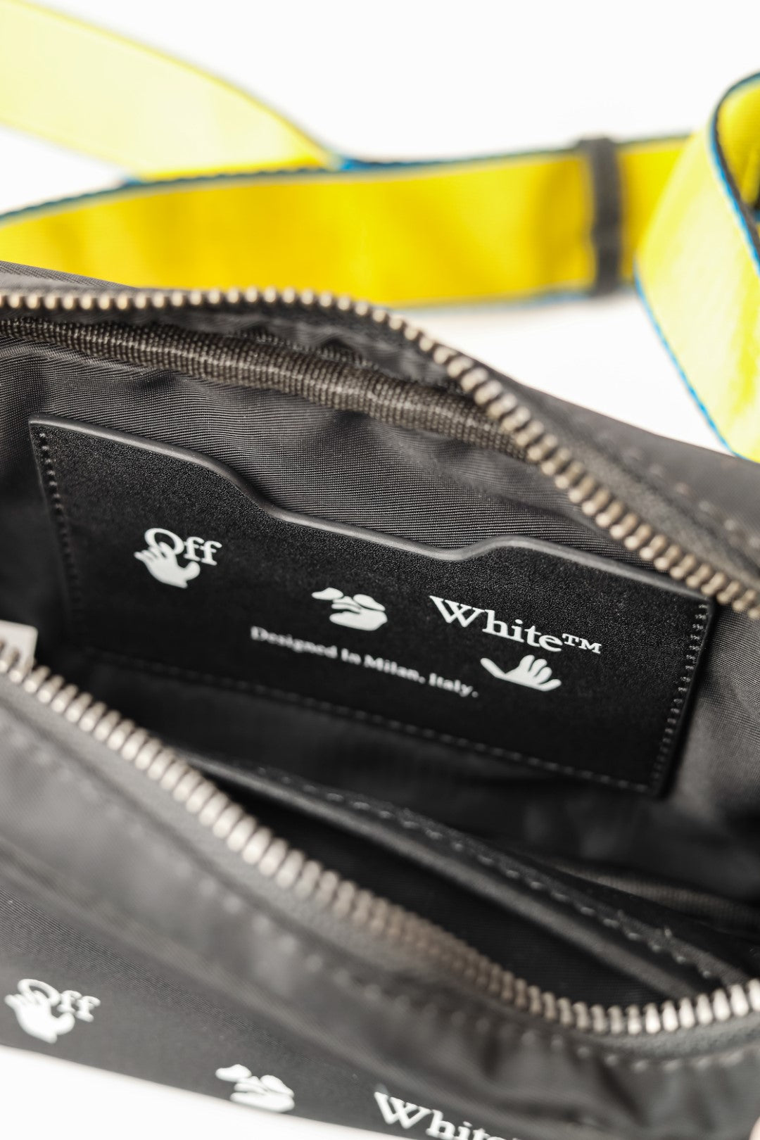 حقيبة خصر وحقيبة كروس باللون الأبيض العاجي