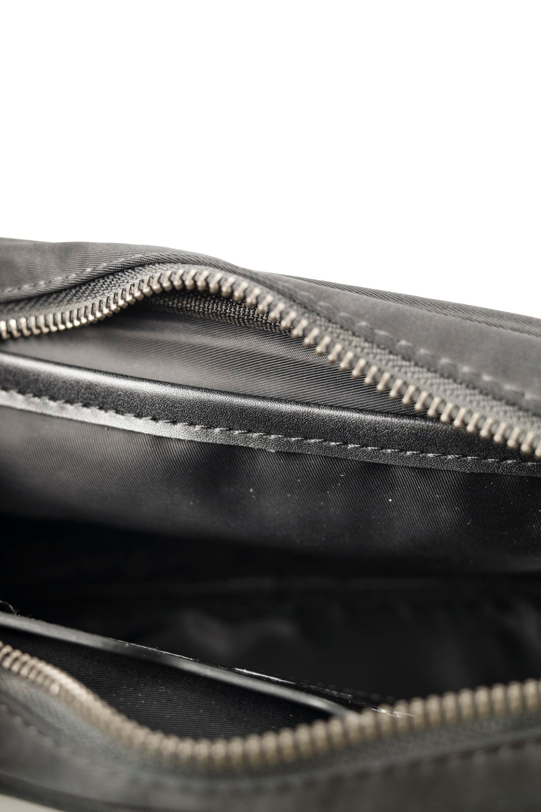 حقيبة خصر وحقيبة كروس باللون الأبيض العاجي