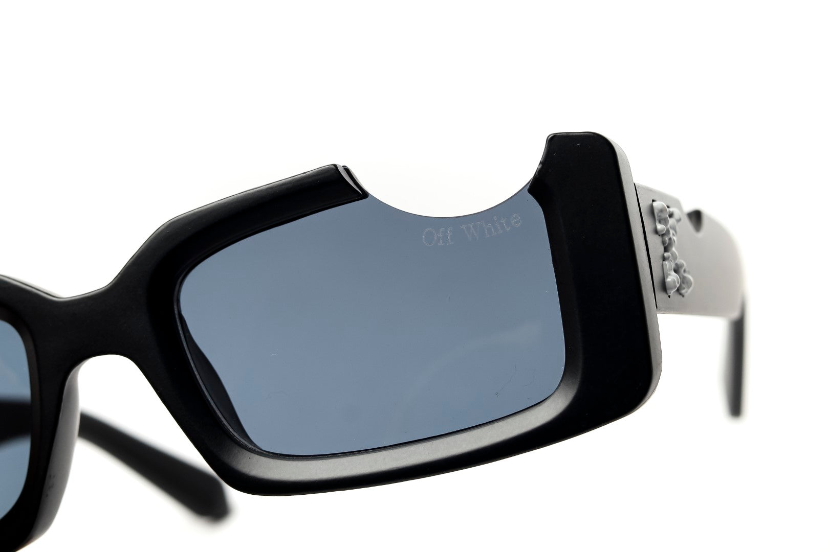 نظارات شمسية باللون الأبيض العاجي