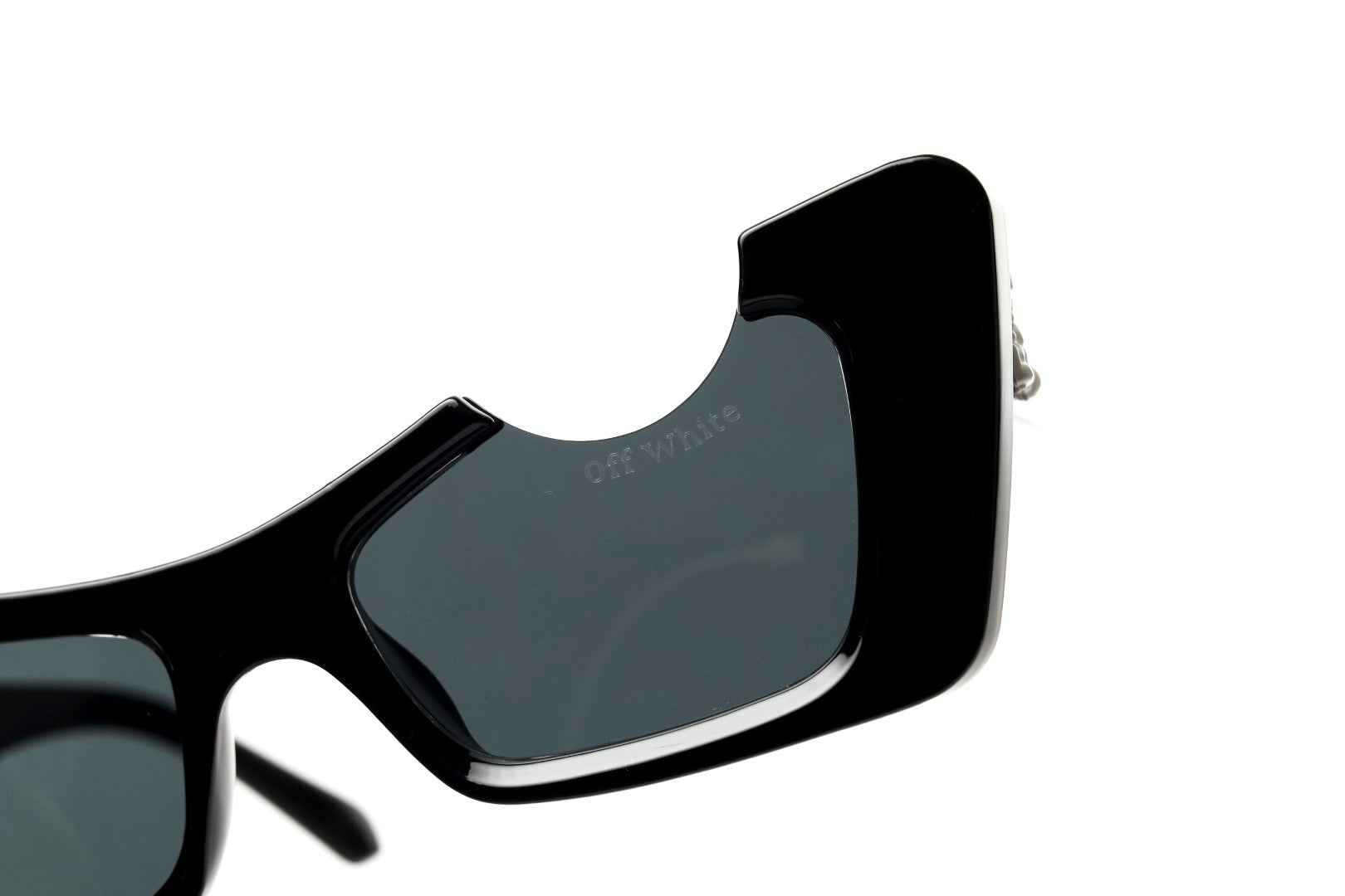 نظارات شمسية باللون الأبيض العاجي