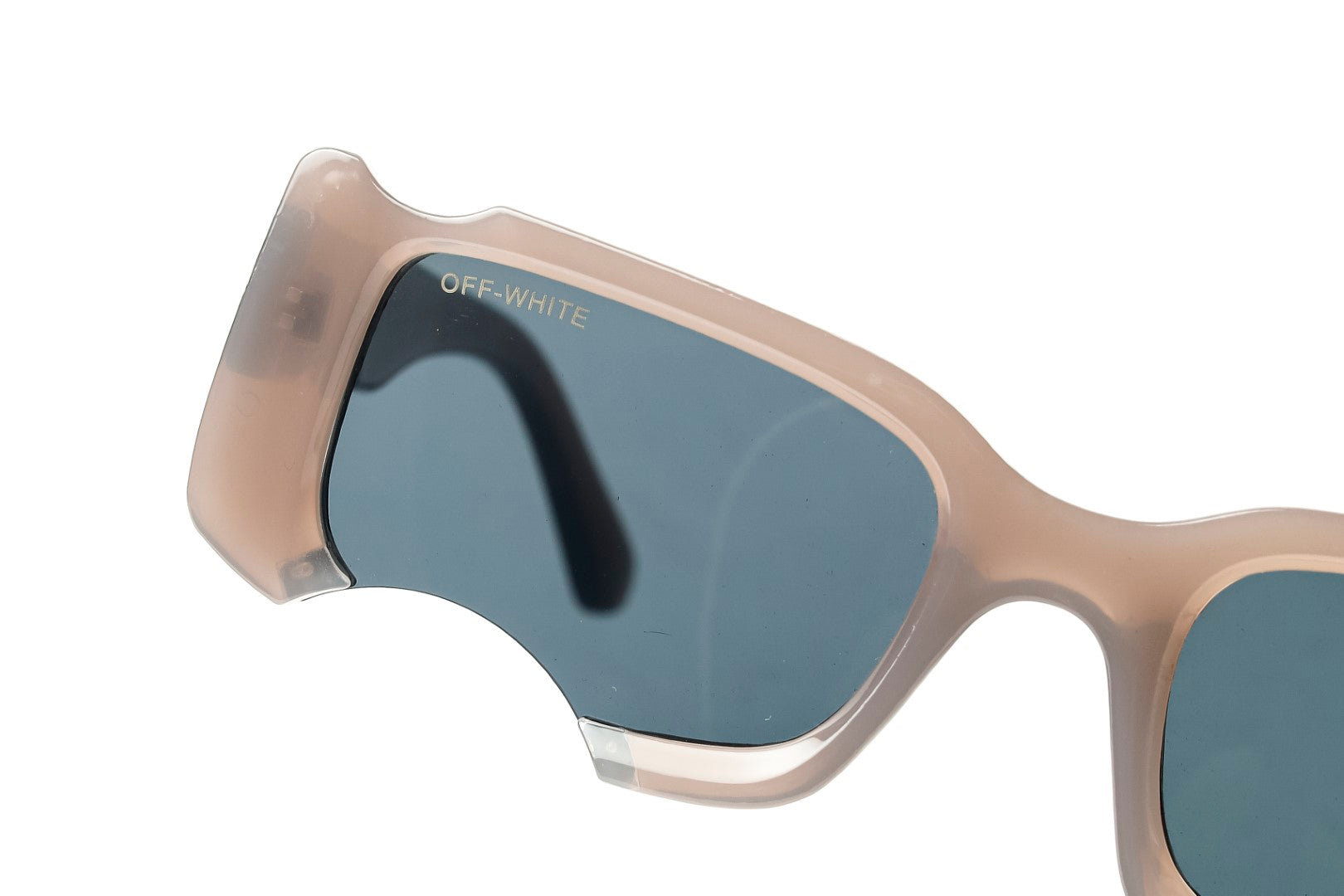 نظارات شمسية باللون الأبيض العاجي