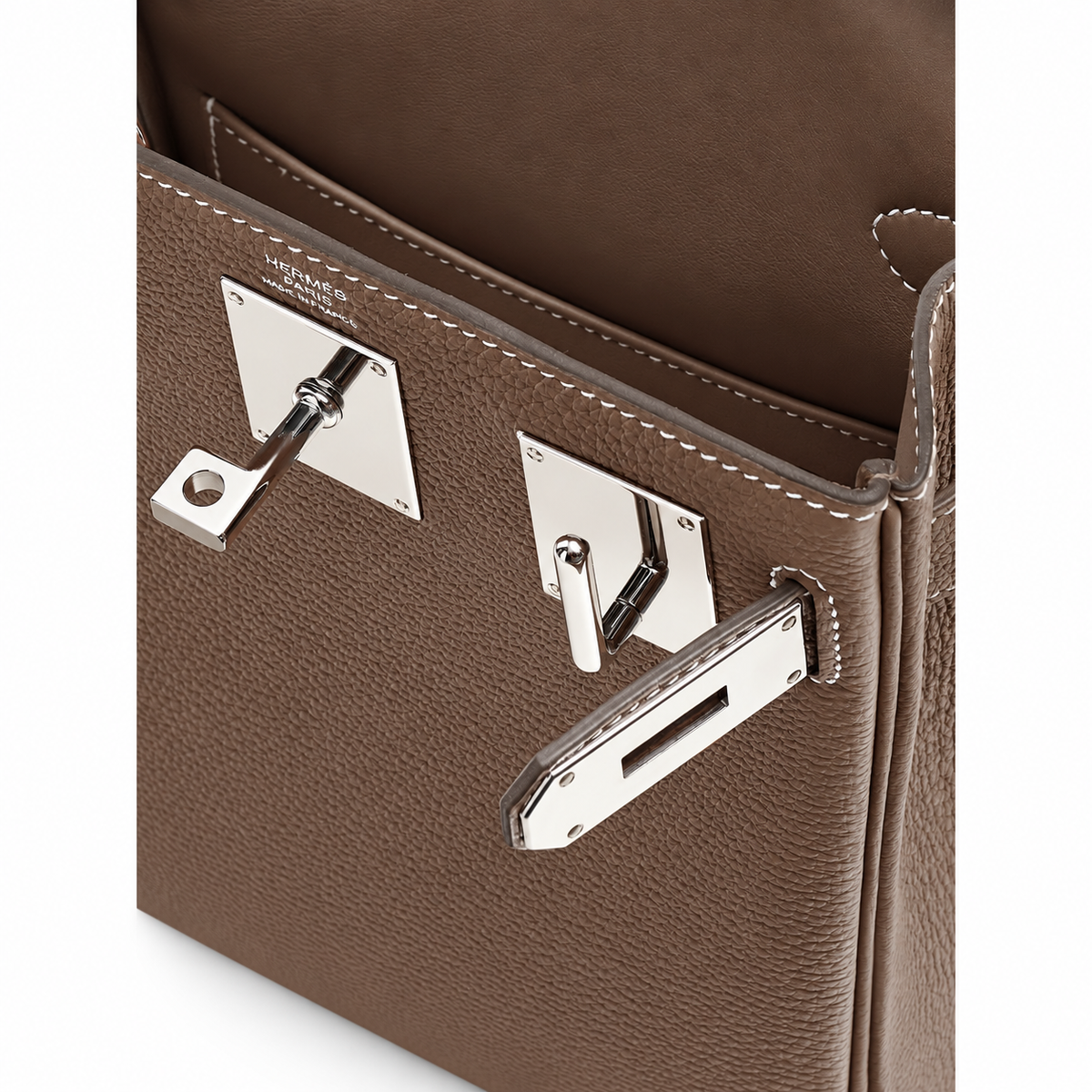 Hermès Hac a Dos PM – Étoupe – clasp close-up on white background
