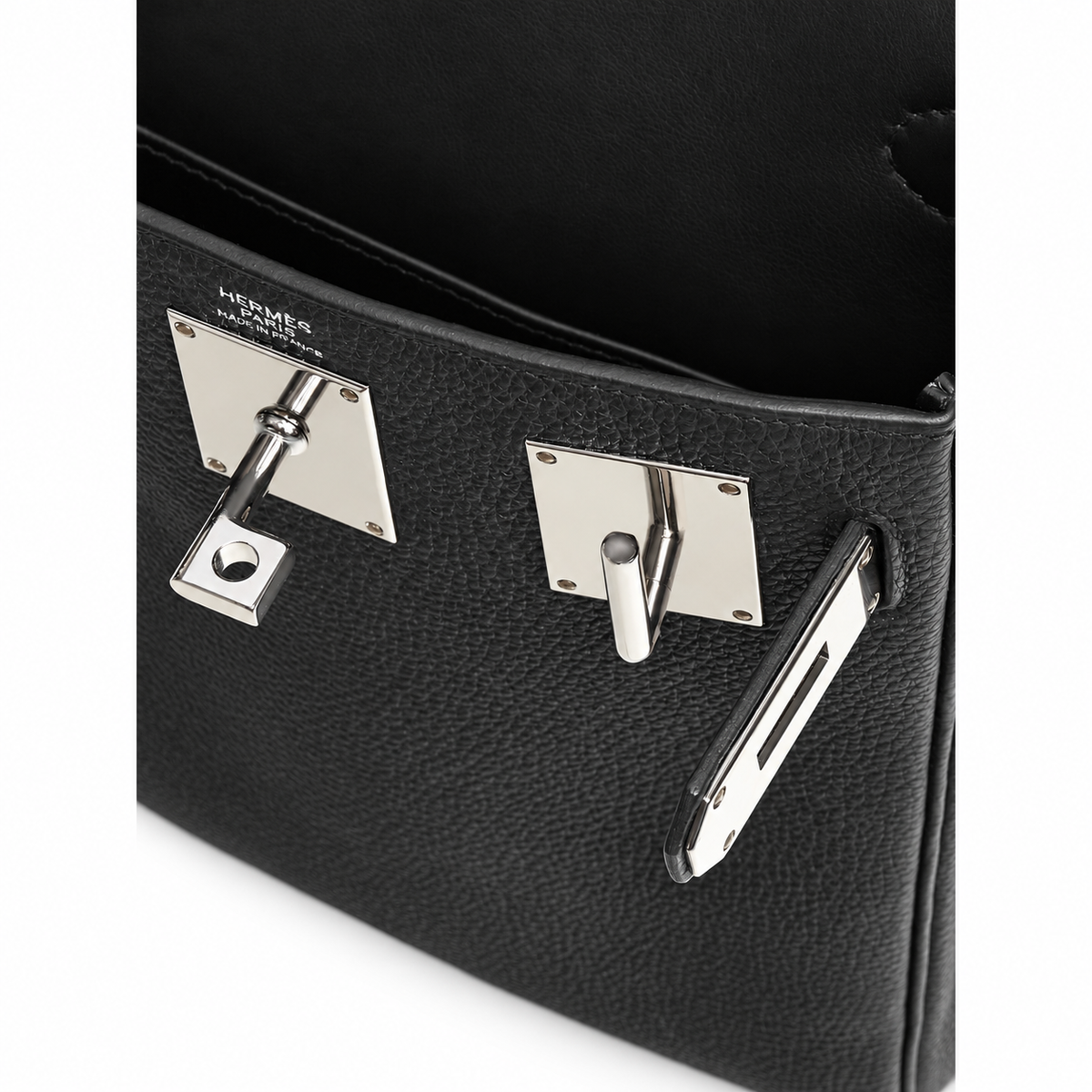 Hermès Hac a Dos PM – Noir – Clasp close-up on white background