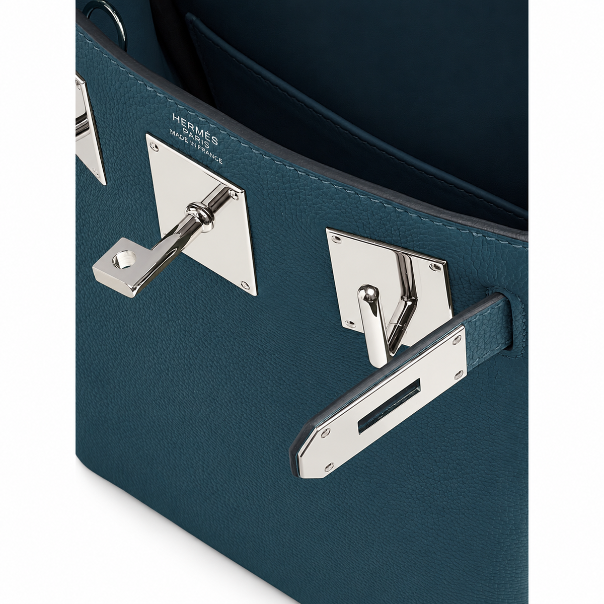 Hermès Hac a Dos PM – Bleu Tempête – Clasp close-up on white background