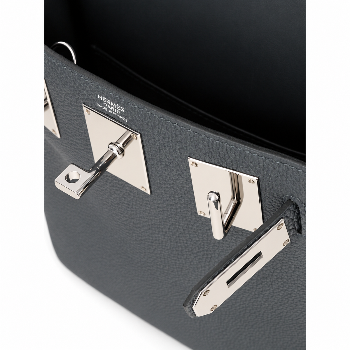 Hermès Hac a Dos PM – Gris Misty – Clasp close-up on white background